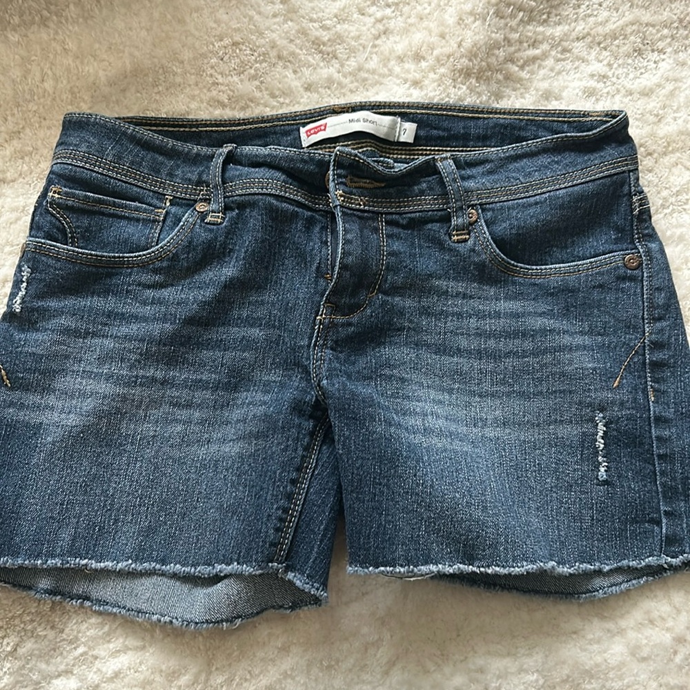 Levi women’s shorts ✨NWOT✨